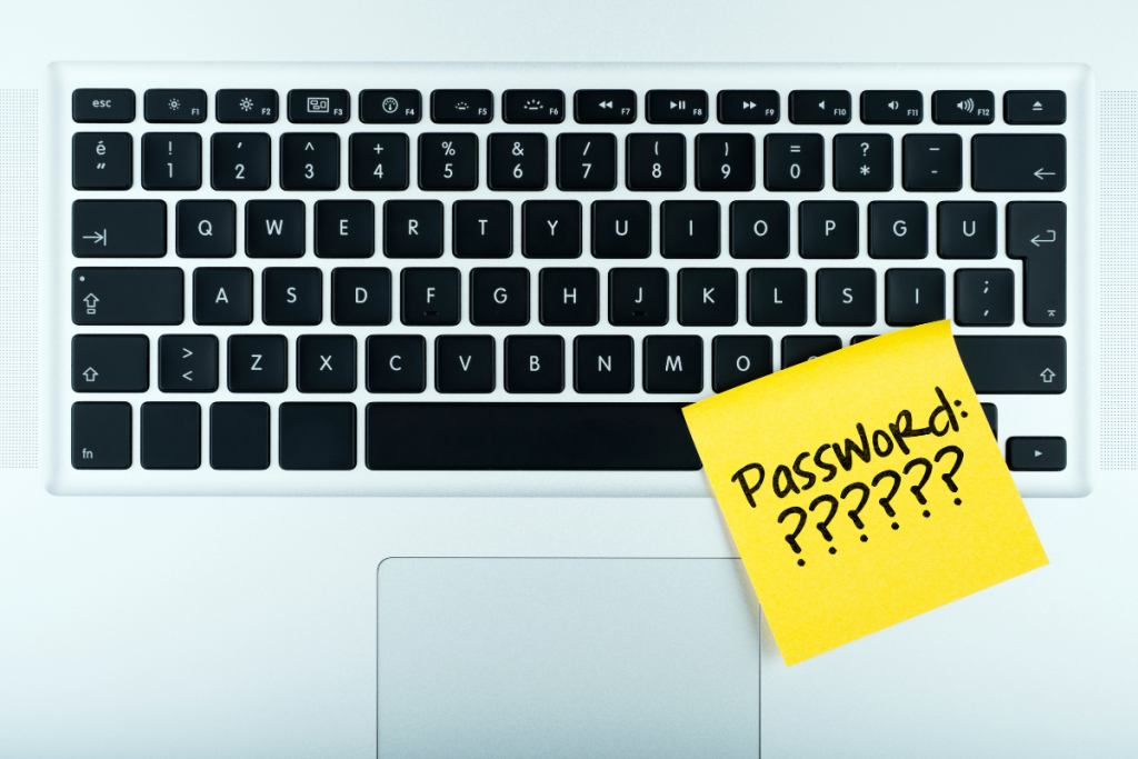 Tastiera con post-it “password”