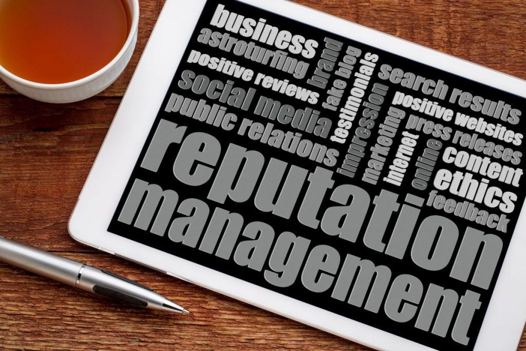 schermo con scritte sul reputation management